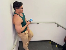 Segurança flagrou a gente não escada de emergência asia. happy-go-lucky porn