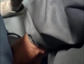 O cara pegando no meu pau no trem. korean theatrics gay porn