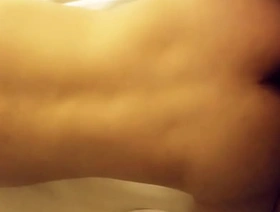 炮友一边吃鸡，一边用软件约人玩3p gay porn chinese hunk