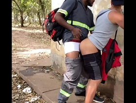 O TRABALHADOR SAIU DO SERVIÇO E DIRETO COMER BUNDA DE GAROTOS NO PARQUE korean slave gay porn