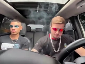 Peguei uma carona com um amigo e ele acabou me comendo no carro e gozando na minha cara. gay japan porn in person