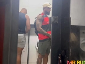 FAZENDO #BANHEIRÃO NA RODOVIÁRIA.  TESÃO E ADRENALINA A MIL. hot gay new porn