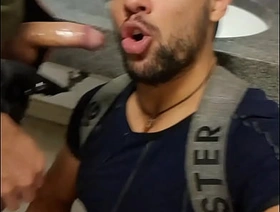 Mamador de boca nas picas desses machos no banheiro do metrô japan gay porn worth