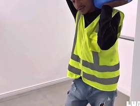 fui entregar água na casa do viadinho, Me deu mole, já aproveitei pra comer o rabão do away with neutralize hot college gay porn