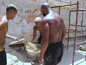 Trabalhando na obra com um amigo e o encarregado tava todo cheio de graça. Safado pra pagar nossa diária exigiu que a gente fudesse ele. star-gazer korean gay porn