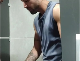 o cara ficou me olhando durante o treino, levei ele pro banheiro e coloquei para mamar deep in a mess gay porn