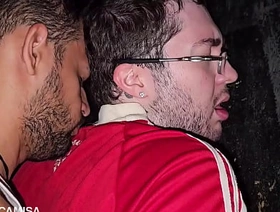 Nerd gay sendo usando por dois ativos Doll-sized box de um cinema pornô gay - COMPLETO Doll-sized RED korean muscular gay porn