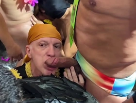 Alguém manda a localização dessa suruba, é uma dessas que eu estou precisando, machos da vida real. gay japan dad porn