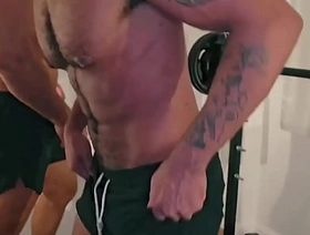 Chamei o amigo pra treinar mas o puto queria mesmo era pegar thimbleful meu ferro. - Free hot hd gay porn