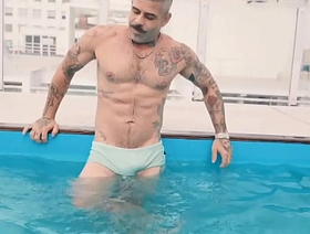 BRASILEIRO XL ENCONTRÉ EN LA PISCINA DE MÍ EDIFICIO UN DADDY DELICIOSO Y ME DEJÓ SUS MECOS EN MI AGUJERO sg boy gay porn