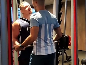FOLLADA CON VECINO Me pidió ayuda en el gym y yo le pedí sneezles leche!!! chinese nerd gay porn