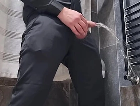 ARRAPATO E TREMENDAMENTE MOLTO SEXY undefined VESTITO ELEGANTE SI SEGA E SBORRA - CAZZO ENORME E PISCIATA DA URLO chinese snoop gay porn