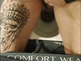 Je pisse en gros plans et je fais des gros proutes qui chlingues sur les chiottes, gay porn sex korean