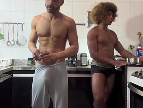 METENDO COM O AMIGO DOTADO NA COZINHA DA PENSÃO chinese gay scat porn