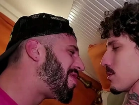 Deixando o vizinho me mamar até gozar na boca dele. - Free hot gay soldier porn