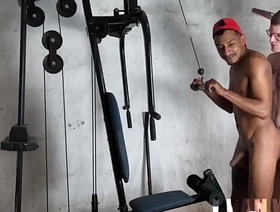 Meu parceiro Hétero me ajudou a treinar ! Eu Só não contava que ele curtia uma brotheragem chinese gay orgy porn