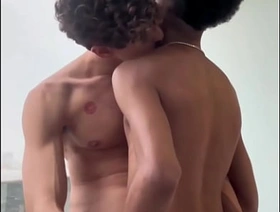 Chamei o colega da faculdade pra vir fazer um trabalho em casa, mas o puto queria maturity fuder. japan gay porn group