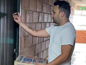 Repartidor se cobra la entrega con mi culo, me da tan duro y me preña en mi casa ¡sexo duro entre dos hombres! japan gay chub porn