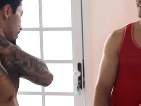 Novinho me pagou a entrega de outro jeito gay porn black hot