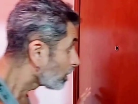 Tarado Espia Rola Pela Porta e Eu Dou o Que Ele Merece e Gozo No Cu Dele - Parte 2 (COMPLETO NO XV In flames E SHEER) hot indian gay porn xxx