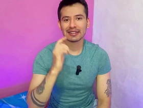 Futbolista pone a que el mesero twink le haga garganta profunda a su vergota en los baños ! Historia de seguidor japan new elated porn