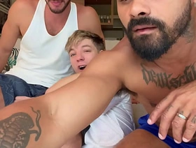 PEQUENO QUE AGUENTA PAU GRANDE e Grosso hot jocks gay porn