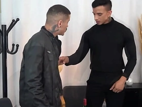 De bobeira na rua, um gringo me chamou pra tomar um vinho no AP dele. Gozamos gostoso. indian fuck chinese gay porn