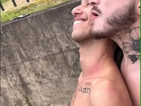 Novinhos fudendo na trilha em público enquanto o trem passa japan rough gay porn