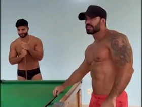 Chamei os amigos pra jogar sinuca e me fizeram pegar em seus tacos. porn gay thailand twitter
