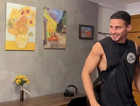 Contratei um personal pra treinar meu amigo e eu mas ele queria mesmo era fuder. - Free chinese gay porn twink