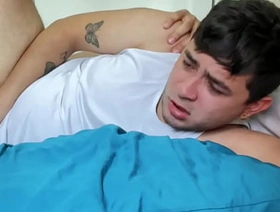 Padrastro confunde accidentalmente a su hijastro dejando su culo abierto y lleno de un montón de creampie korean muscle porn gay