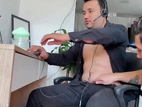 No me puedo resistir y le entrego mi culo a mi padrastro mientras está trabajando y estamos solos pop gay japan porn