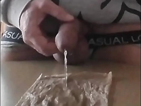 je pisse et me branle avec ma pisse,les couilles nouées par un lien, gay porn videos thailand