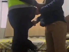 Jovencito es encontrado por un policía haciendo cruising, el joven lo coquetea y lo invita a coger pero el poli mejor pre... hot gay porn animations