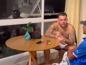 Meu amigo corno tomou chifre da namorada e quis afogar as mágoas sentando na rola chinese sky pilot porn gay