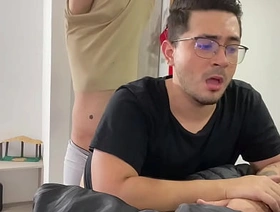 Desconocido sube a mi moto, lo llevo a su casa y me paga el viaje con su gran culo gay china boy porn