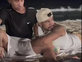 Mamou o novinho na praia em público ( Completo no Red ) hot patriarch man gay porn