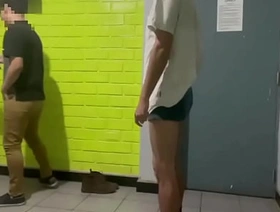 Maduro pide ayuda a recepción de su hospedaje por un problema técnico. El joven de Roomservice acude al llamado del hué... hot men cosmos gay porn