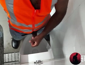 Fui usar o banheiro da academia e os bombados ficaram de olho too hot hither handle gay porn