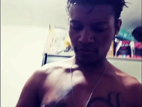 FODEU O MARIDO DA VIZINHA QUE GEMEU COM A IMENSA ROLA NO CU. gay porn solo hot