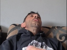 Me hago una paja en el sofá mientras fumo yn cigarrillo y me corro chinese dildo gay porn