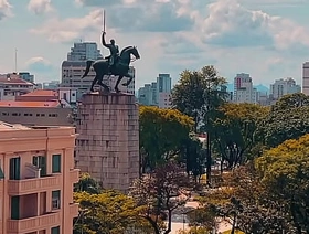 COLOCOU FILME PORNÔ E CHAMOU O VIZINHO PARA ARRUMAR A LÂMPADA. hot horny gay porn