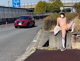女装子まゆちゃんが車がばんばん通る日中の国道脇の歩道でノーブラノーパンの前をはだけて大股開いて丸出しの露出プレイを楽しんでいる。Part 2 telegram korean gay porn