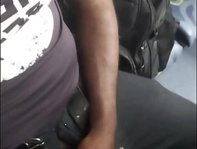 Batendo uma dentro do ônibus cheio de tesão free porn gay chinese