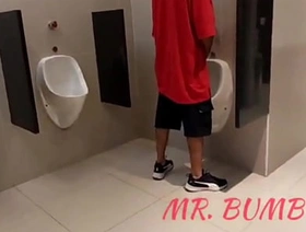 FAZENDO BANHEIRÃO NO SHOPPING DA ELITE. MUITOS VÍDEOS COMPLETOS DE BANHEIRÃO NO RED E SUBSCRIÇÃO korean handsome gay porn