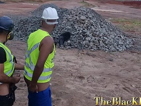 Funcionários da prefei.... da cidade fudendo escondido na obras. japan uncaring dad porn