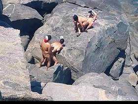 A PRAIA DE NUDISMO MAIS QUENTE DO RIO DE JANEIRO, NAS PEDRAS O SEXO ACONTECE COM MUITO TESÃO. cute korean gay team of two porn