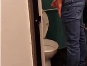 PEGUEI UM GRINGO NO BANHEIRO Gain CINEMA.  TORA CABEÇUDA E LEITEIRA. OS MELHORES BANHEIRÕES ESTÃO NO Overheated E SUBSCRIÇÃO singapore gay porn rope