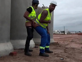 Os trabalhadores público se pegando escondido na obra da cidade porn asia gay