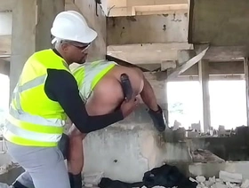 Eletricista safado trás os consolos da esposa, pro seu colega enfia nele na obra, fica todo arreganhado chinese gay story porn